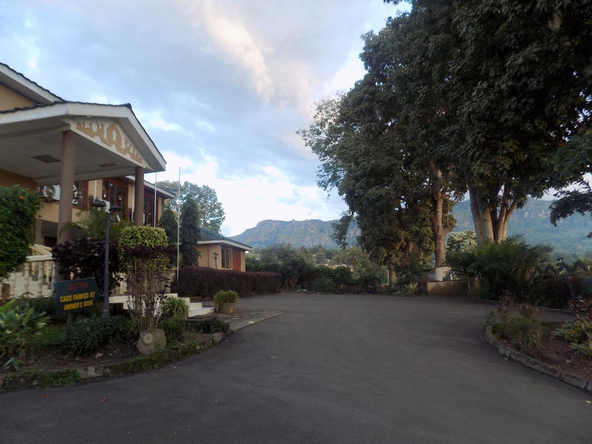 Kayegi Hotel Mbale Extérieur photo